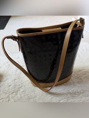 ARCADIA, Black Patent and Tan Leather Bucket Bag - Women's Shoulder Bag